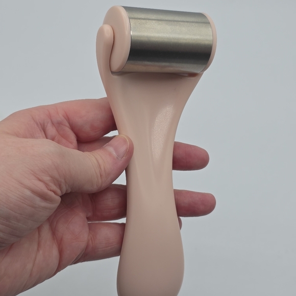 Kitsch Pink Ice Roller for Face & Eye Puffiness - Picture 4 of 6